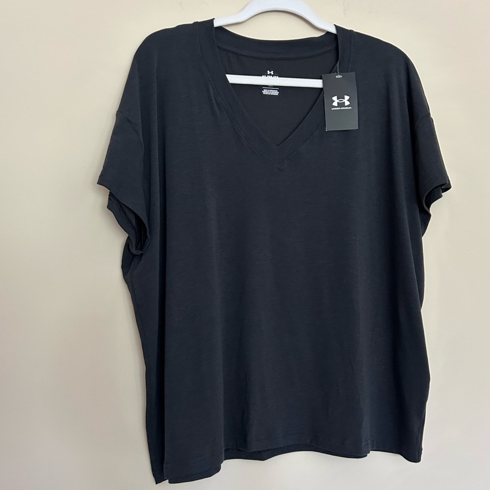 NEW Under Armour Women’s Black V-Neck Short Sleeve Tee